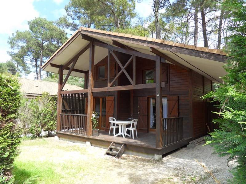 En location meublée sur le Bassin d'Arcachon, grand chalet en bois en bordure de forêt de Gujan Mestras